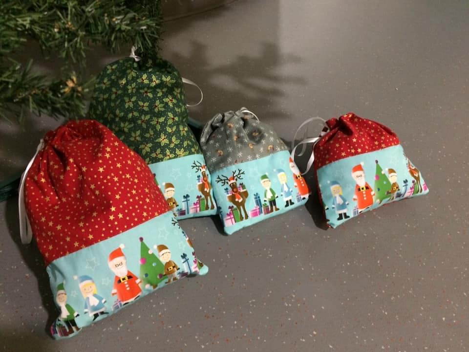 Pochettes cadeaux de Noël avec la frise 